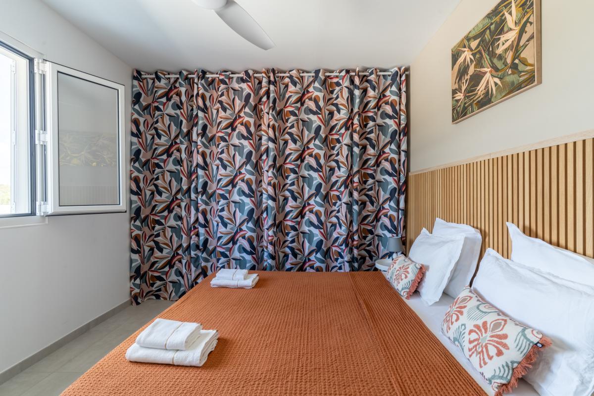 chambre-3-double-avec-salle-de-douche-attenante (4)